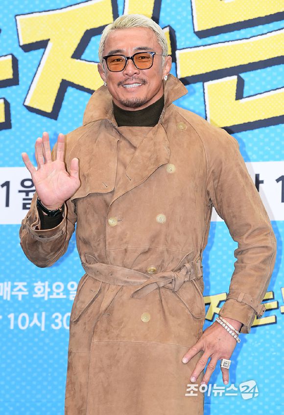 방송인 추성훈이 12일 오후 서울 마포구 스탠포드호텔에서 열린 JTBC 새 예능 프로그램 '혼자는 못 해' 제작발표회에 참석하고 있다. [사진=정소희 기자]