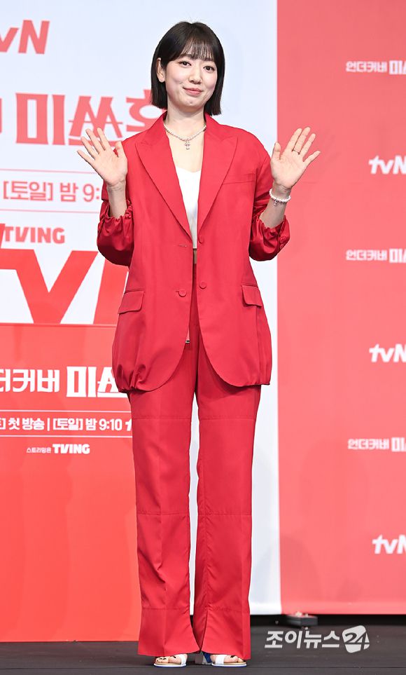 배우 박신혜가 12일 오후 서울 구로구 신도림 더링크 호텔에서 열린 tvN 새 토일드라마 '언더커버 미쓰홍' 제작발표회에서 포즈를 취하고 있다. [사진=곽영래 기자]