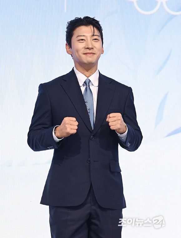 곽윤기 해설위원이 14일 서울 여의도 페어몬트 앰배서더 서울에서 열린 JTBC '2026 밀라노 코르티나 동계올림픽' 기자간담회에서 포즈를 취하고 있다. [사진=곽영래 기자]