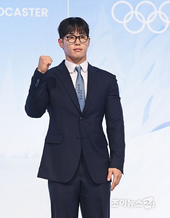 윤성빈 해설위원이 14일 서울 여의도 페어몬트 앰배서더 서울에서 열린 JTBC '2026 밀라노 코르티나 동계올림픽' 기자간담회에서 포즈를 취하고 있다. [사진=곽영래 기자]