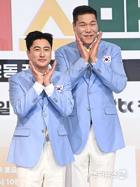 전 축구선수 안정환, 전 농구선수 서장훈이 14일 서울 여의도 페어몬트 앰배서더 서울에서 열린 JTBC 신규 예능 '예스맨' 제작발표회에서 포즈를 취하고 있다. [사진=곽영래 기자]