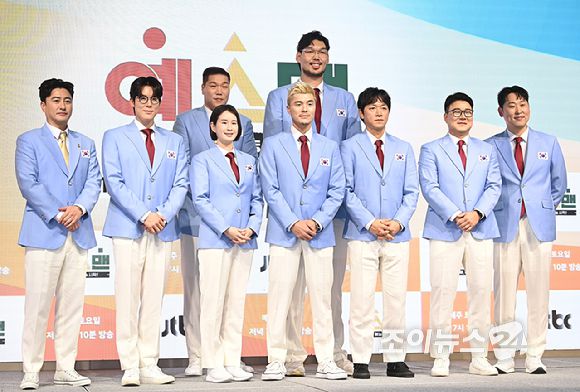 안정환, 박태환, 기보배, 서장훈, 하승진, 김영광, 김남일, 이형택, 윤석민이 14일 서울 여의도 페어몬트 앰배서더 서울에서 열린 JTBC 신규 예능 '예스맨' 제작발표회에서 포즈를 취하고 있다. [사진=곽영래 기자]