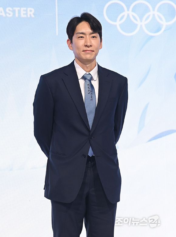 이승훈 해설위원이 14일 서울 여의도 페어몬트 앰배서더 서울에서 열린 JTBC '2026 밀라노 코르티나 동계올림픽' 기자간담회에서 포즈를 취하고 있다. [사진=곽영래 기자]