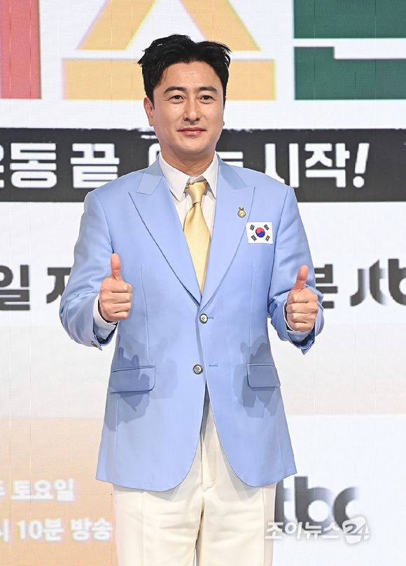 전 축구선수 안정환이 14일 서울 여의도 페어몬트 앰배서더 서울에서 열린 JTBC 신규 예능 '예스맨' 제작발표회에서 포즈를 취하고 있다. [사진=곽영래 기자]