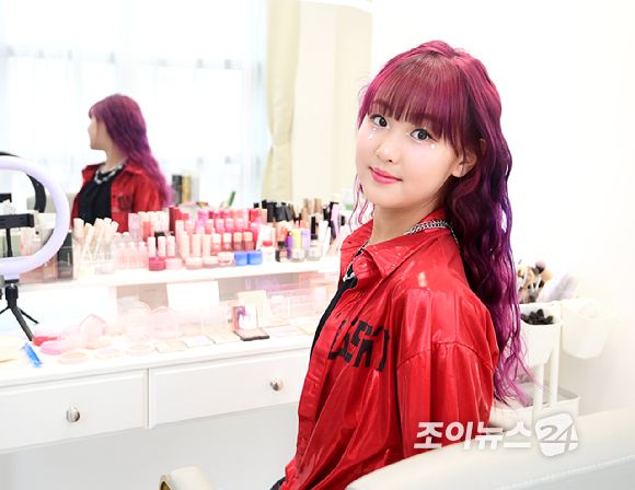 크리에이터 춤추는나율이 15일 서울 성수동 통일타워에 위치한 '케이팝 아케이드'(KPOP ARCADE)에 방문해  대표 프로그램 '비 더 아이돌'(Be The IDOL) 클래스 메이크업 체험을 하고 있다. [사진=정소희 기자]