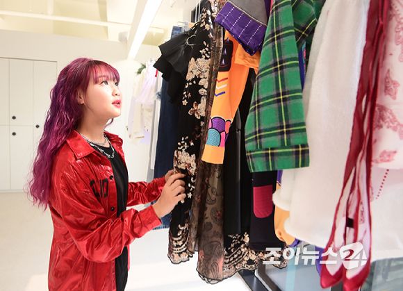 크리에이터 춤추는나율이 15일 서울 성수동 통일타워에 위치한 '케이팝 아케이드'(KPOP ARCADE)에 방문해  대표 프로그램 '비 더 아이돌'(Be The IDOL) 클래스 체험을 하고 있다. [사진=정소희 기자]