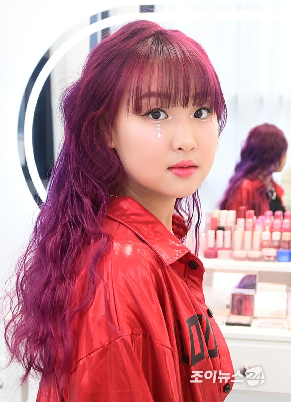 크리에이터 춤추는나율이 15일 서울 성수동 통일타워에 위치한 '케이팝 아케이드'(KPOP ARCADE)에 방문해  대표 프로그램 '비 더 아이돌'(Be The IDOL) 클래스 메이크업 체험을 하고 있다. [사진=정소희 기자]