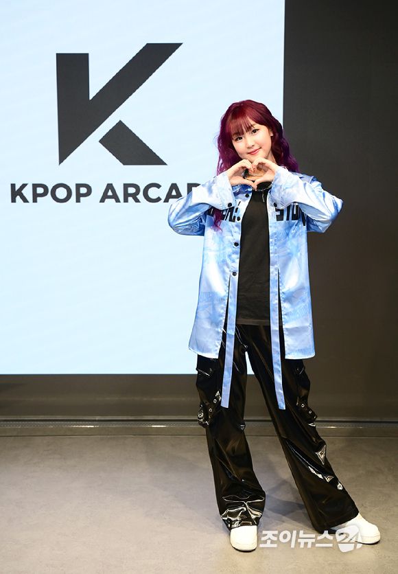 크리에이터 춤추는나율이 15일 서울 성수동 통일타워에 위치한 '케이팝 아케이드'(KPOP ARCADE)에 방문해  대표 프로그램 '비 더 아이돌'(Be The IDOL) 클래스 체험을 하고 있다. [사진=정소희 기자]