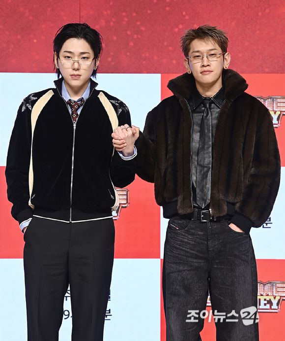 가수 지코, 크러쉬가 15일 서울 강남구 엘리에나 호텔에서 열린 Mnet '쇼미더머니12' 제작발표회에서 포즈를 취하고 있다. [사진=곽영래 기자]