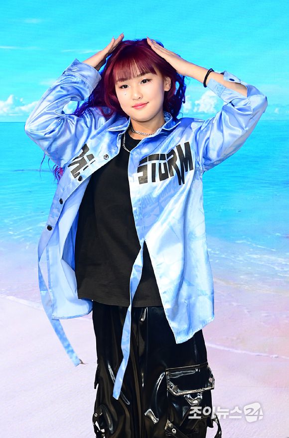 크리에이터 춤추는나율이 15일 서울 성수동 통일타워에 위치한 '케이팝 아케이드'(KPOP ARCADE)에 방문해  대표 프로그램 '비 더 아이돌'(Be The IDOL) 클래스 체험을 하고 있다. [사진=정소희 기자]