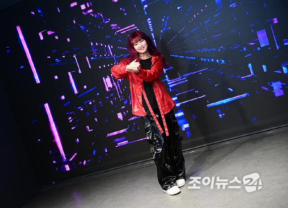 크리에이터 춤추는나율이 15일 서울 성수동 통일타워에 위치한 '케이팝 아케이드'(KPOP ARCADE)에 방문해  대표 프로그램 '비 더 아이돌'(Be The IDOL) 클래스 체험을 하고 있다. [사진=정소희 기자]