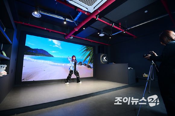크리에이터 춤추는나율이 15일 서울 성수동 통일타워에 위치한 '케이팝 아케이드'(KPOP ARCADE)에 방문해  대표 프로그램 '비 더 아이돌'(Be The IDOL) 클래스 체험을 하고 있다. [사진=정소희 기자]