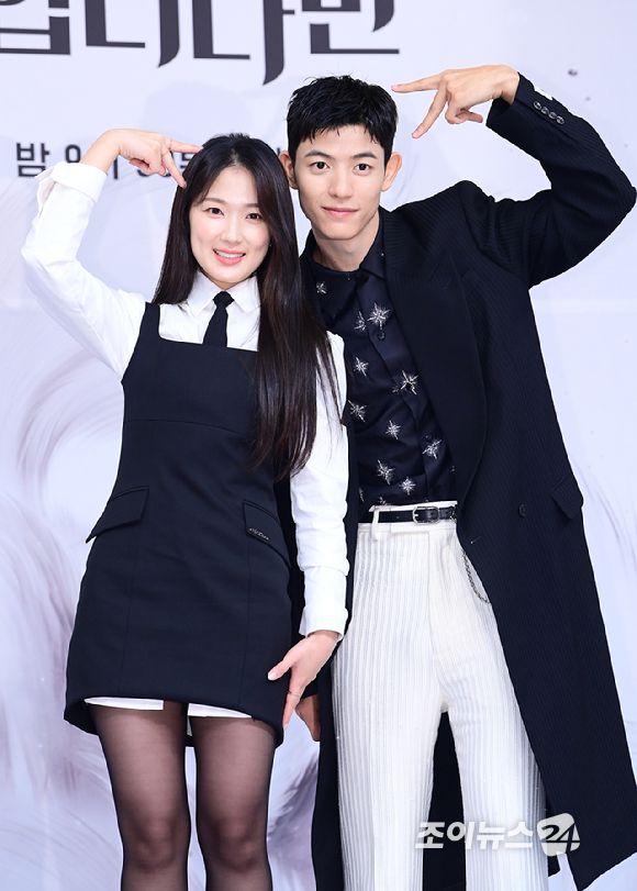 배우 김혜윤과 로몬이 16일 오후 서울 목동 SBS에서 열린 SBS 새 금토드라마 '오늘부터 인간입니다만' 제작발표회에 참석하고 있다. [사진=정소희 기자]