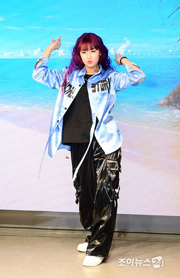 크리에이터 춤추는나율이 15일 서울 성수동 통일타워에 위치한 '케이팝 아케이드'(KPOP ARCADE)에 방문해  대표 프로그램 '비 더 아이돌'(Be The IDOL) 클래스 체험을 하고 있다. [사진=정소희 기자]