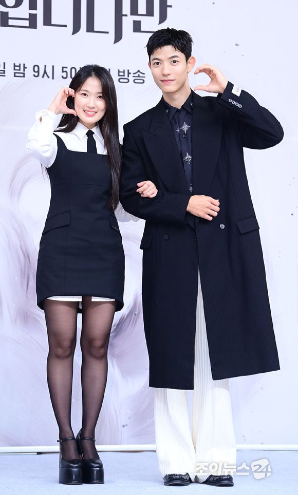 배우 김혜윤과 로몬이 16일 오후 서울 목동 SBS에서 열린 SBS 새 금토드라마 '오늘부터 인간입니다만' 제작발표회에 참석하고 있다. [사진=정소희 기자]