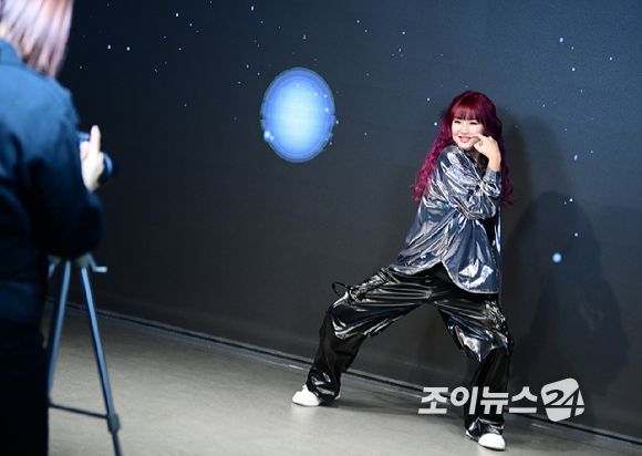 크리에이터 춤추는나율이 15일 서울 성수동 통일타워에 위치한 '케이팝 아케이드'(KPOP ARCADE)에 방문해  대표 프로그램 '비 더 아이돌'(Be The IDOL) 클래스 체험을 하고 있다. [사진=정소희 기자]