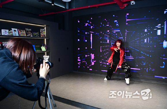 크리에이터 춤추는나율이 15일 서울 성수동 통일타워에 위치한 '케이팝 아케이드'(KPOP ARCADE)에 방문해  대표 프로그램 '비 더 아이돌'(Be The IDOL) 클래스 체험을 하고 있다. [사진=정소희 기자]