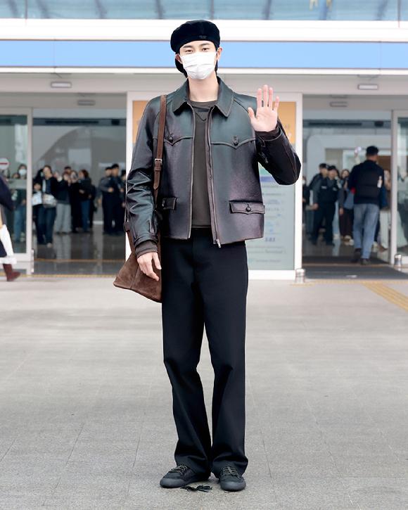 배우 변우석이 '프라다 2026 가을/겨울 남성복 패션쇼' 참석을 위해 탈리아 밀라노로 출국하기 전 포즈를 취하고 있다. [사진=프라다]