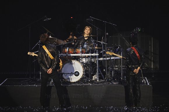 밴드 씨엔블루가 서울 티켓링크 라이브 아레나(구 올림픽공원 핸드볼경기장)에서 2026 CNBLUE LIVE '3LOGY'(2026 씨엔블루 라이브 '쓰릴로지')를 개최하고 관객들을 만나고 있다. [사진=FNC엔터테인먼트]