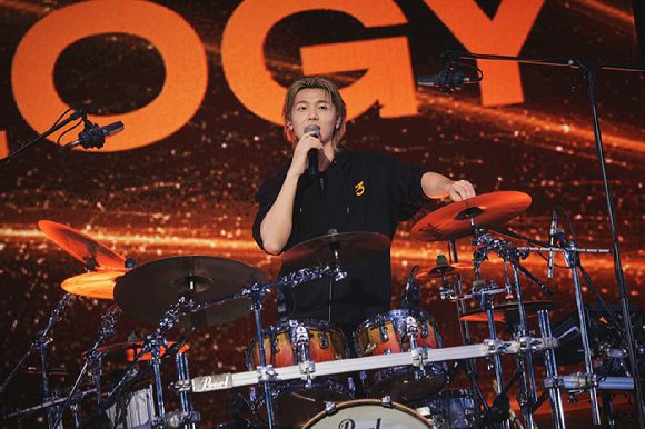 밴드 씨엔블루 강민혁이 서울 티켓링크 라이브 아레나(구 올림픽공원 핸드볼경기장)에서 2026 CNBLUE LIVE '3LOGY'(2026 씨엔블루 라이브 '쓰릴로지')를 개최하고 관객들을 만나고 있다. [사진=FNC엔터테인먼트]