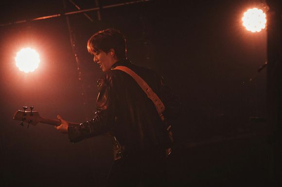 밴드 씨엔블루 이정신이 서울 티켓링크 라이브 아레나(구 올림픽공원 핸드볼경기장)에서 2026 CNBLUE LIVE '3LOGY'(2026 씨엔블루 라이브 '쓰릴로지')를 개최하고 관객들을 만나고 있다. [사진=FNC엔터테인먼트]