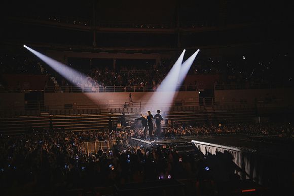 밴드 씨엔블루가 서울 티켓링크 라이브 아레나(구 올림픽공원 핸드볼경기장)에서 2026 CNBLUE LIVE '3LOGY'(2026 씨엔블루 라이브 '쓰릴로지')를 개최하고 관객들을 만나고 있다. [사진=FNC엔터테인먼트]