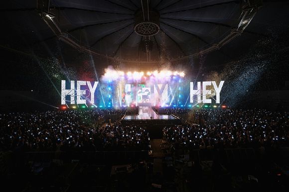 밴드 씨엔블루가 서울 티켓링크 라이브 아레나(구 올림픽공원 핸드볼경기장)에서 2026 CNBLUE LIVE '3LOGY'(2026 씨엔블루 라이브 '쓰릴로지')를 개최하고 관객들을 만나고 있다. [사진=FNC엔터테인먼트]