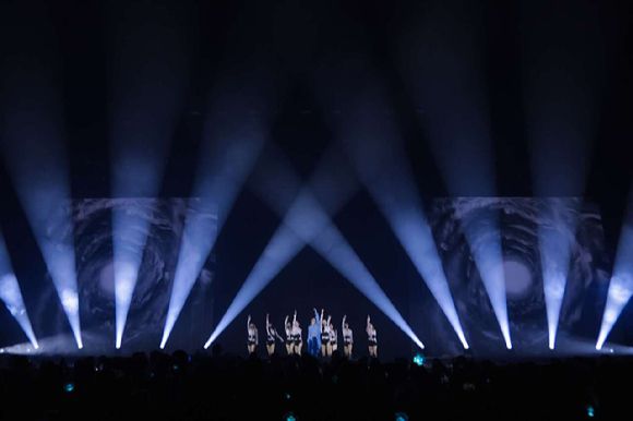 태민이 미국 라스베이거스의 '돌비 라이브(Dolby Live at Park MGM)'에서 열린 'TAEMIN LIVE [Veil] in Las Vegas(태민 라이브 [베일] 인 라스베이거스)'에서 무대를 선보이고 있다. [사진=빅플래닛메이드]