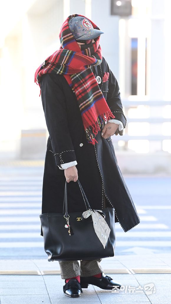 가수 지드래곤(GD, 권지용)이 20일 해외 일정 참석 차 인천국제공항을 통해 출국하고 있다. [사진=정소희 기자]