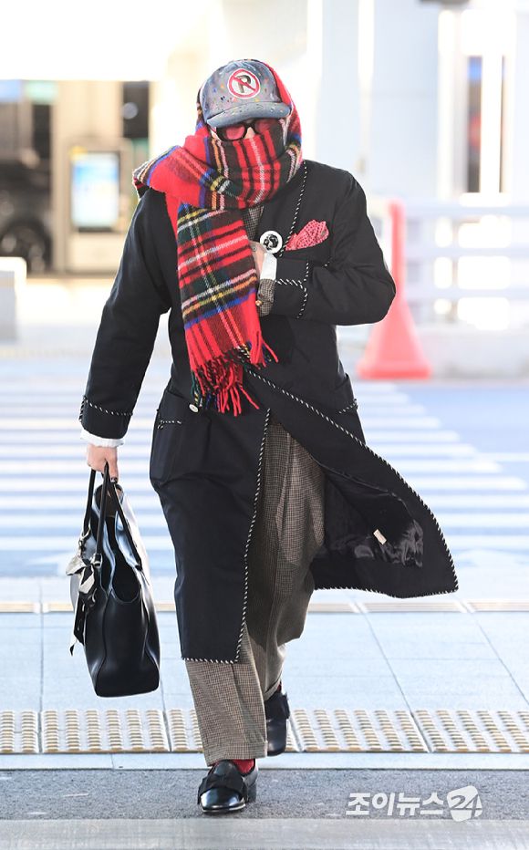 가수 지드래곤(GD, 권지용)이 20일 해외 일정 참석 차 인천국제공항을 통해 출국하고 있다. [사진=정소희 기자]