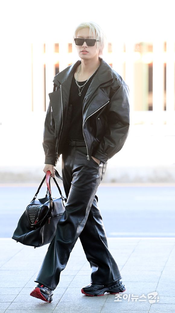 그룹 에이티즈(ATEEZ) 민기가 20일 해외 일정 참석 차 인천국제공항을 통해 출국하고 있다. [사진=정소희 기자]