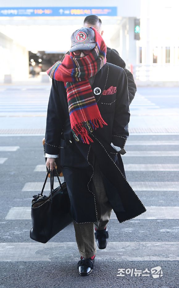가수 지드래곤(GD, 권지용)이 20일 해외 일정 참석 차 인천국제공항을 통해 출국하고 있다. [사진=정소희 기자]