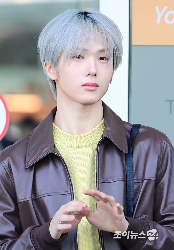 그룹 엔시티 드림(NCT DREAM) 지성이 20일 해외 일정 참석 차 인천국제공항을 통해 출국하고 있다. [사진=정소희 기자]