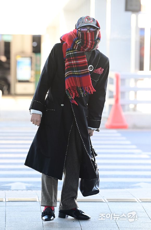 가수 지드래곤(GD, 권지용)이 20일 해외 일정 참석 차 인천국제공항을 통해 출국하고 있다. [사진=정소희 기자]