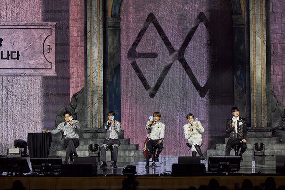 엑소가 서울 경희대학교 평화의전당에서 열린 정규 8집 ‘REVERXE’(리버스) 발매 기념 쇼케이스에서 무대를 선보이고 있다. [사진=SM엔터테인먼트]