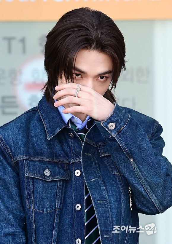 그룹 스트레이 키즈(Stray Kids) 현진이 20일 해외 일정 참석 차 인천국제공항을 통해 출국하고 있다. [사진=정소희 기자]