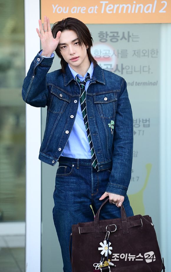 그룹 스트레이 키즈(Stray Kids) 현진이 20일 해외 일정 참석 차 인천국제공항을 통해 출국하고 있다. [사진=정소희 기자]