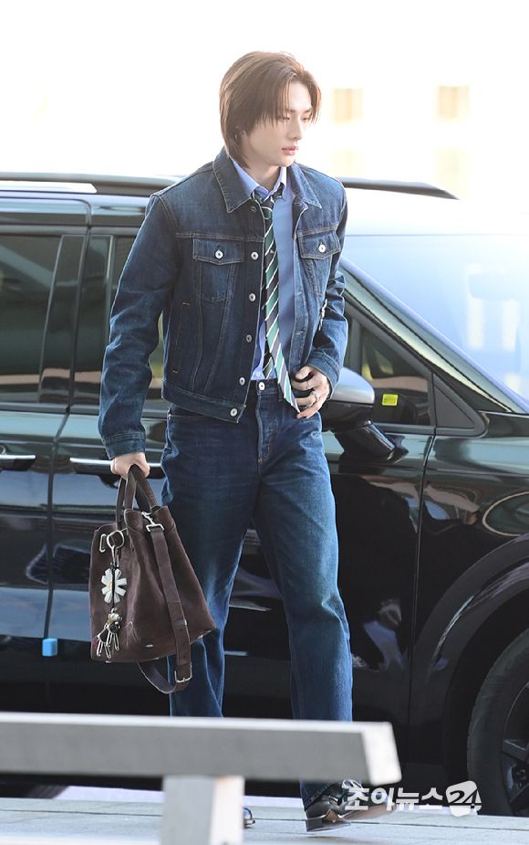 그룹 스트레이 키즈(Stray Kids) 현진이 20일 해외 일정 참석 차 인천국제공항을 통해 출국하고 있다. [사진=정소희 기자]