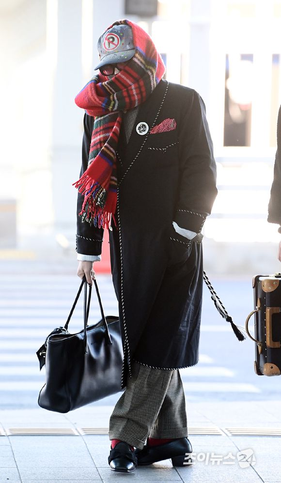 가수 지드래곤(GD, 권지용)이 20일 해외 일정 참석 차 인천국제공항을 통해 출국하고 있다. [사진=정소희 기자]