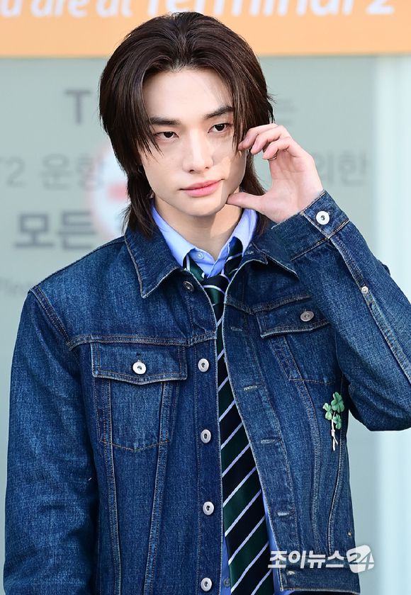 그룹 스트레이 키즈(Stray Kids) 현진이 20일 해외 일정 참석 차 인천국제공항을 통해 출국하고 있다. [사진=정소희 기자]