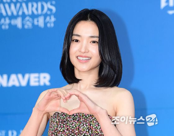 배우 김태리가 5일 오후 서울 삼성동 코엑스에서 열린 제61회 백상예술대상 시상식 레드카펫 행사에 참석하고 있다. [사진=정소희 기자]