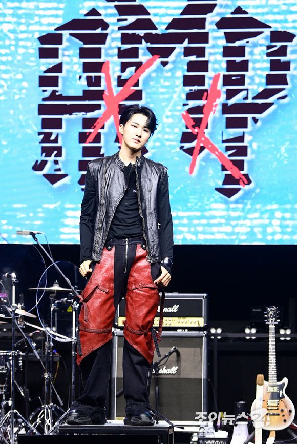 밴드 에이엠피 주환이 21일 오후 서울 서대문구 예스24 원더로크홀에서 열린 AxMxP(에이엠피) 첫 번째 미니앨범 'Amplify My Way'(앰플리파이 마이 웨이) 프레스 쇼케이스에 참석하고 있다. [사진=정소희 기자]