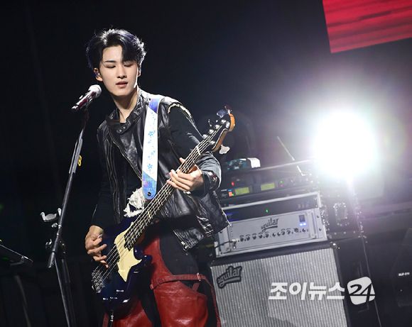 밴드 에이엠피 주환이 21일 오후 서울 서대문구 예스24 원더로크홀에서 열린 AxMxP(에이엠피) 첫 번째 미니앨범 'Amplify My Way'(앰플리파이 마이 웨이) 프레스 쇼케이스에서 타이틀곡 '패스' 무대를 선보이고 있다. [사진=정소희 기자]