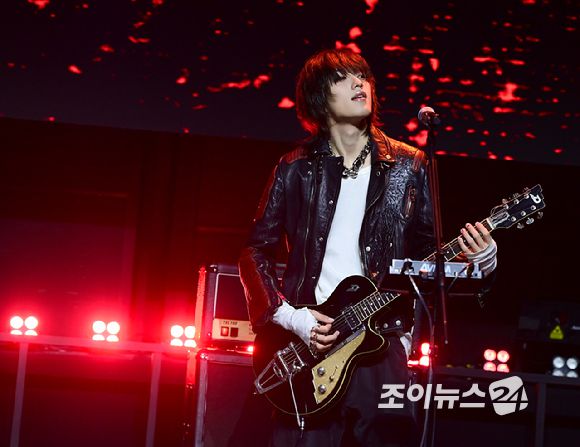 밴드 에이엠피 김신이 21일 오후 서울 서대문구 예스24 원더로크홀에서 열린 AxMxP(에이엠피) 첫 번째 미니앨범 'Amplify My Way'(앰플리파이 마이 웨이) 프레스 쇼케이스에서 타이틀곡 '패스' 무대를 선보이고 있다. [사진=정소희 기자]