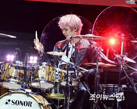 밴드 에이엠피 크루가 21일 오후 서울 서대문구 예스24 원더로크홀에서 열린 AxMxP(에이엠피) 첫 번째 미니앨범 'Amplify My Way'(앰플리파이 마이 웨이) 프레스 쇼케이스에서 타이틀곡 '패스' 무대를 선보이고 있다. [사진=정소희 기자]