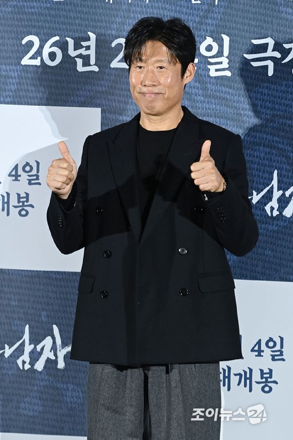 배우 유해진이 19일 오전 서울 용산구 CGV용산아이파크몰점에서 열린 영화 '왕과 사는 남자'(감독 장항준) 제작보고회에 참석해 포즈를 취하고 있다.[사진=문수지 기자]