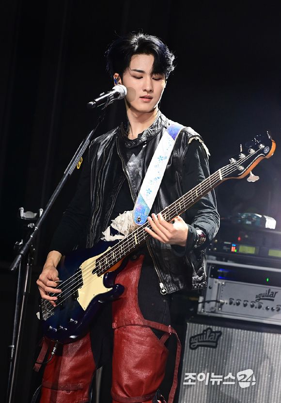 밴드 에이엠피 주환이 21일 오후 서울 서대문구 예스24 원더로크홀에서 열린 AxMxP(에이엠피) 첫 번째 미니앨범 'Amplify My Way'(앰플리파이 마이 웨이) 프레스 쇼케이스에서 타이틀곡 '패스' 무대를 선보이고 있다. [사진=정소희 기자]