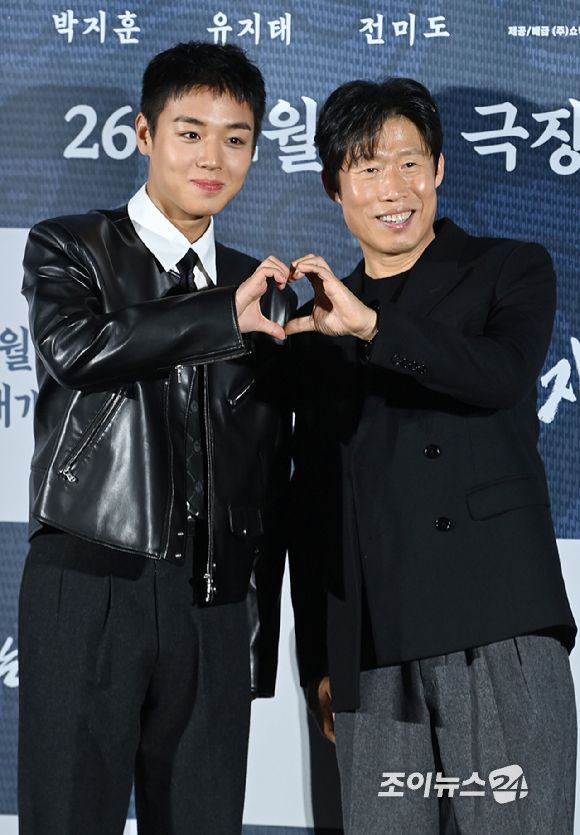 배우 박지훈, 유해진이 19일 오전 서울 용산구 CGV용산아이파크몰점에서 열린 영화 '왕과 사는 남자'(감독 장항준) 제작보고회에 참석해 포즈를 취하고 있다.[사진=문수지 기자]