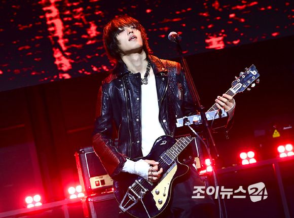 밴드 에이엠피 김신이 21일 오후 서울 서대문구 예스24 원더로크홀에서 열린 AxMxP(에이엠피) 첫 번째 미니앨범 'Amplify My Way'(앰플리파이 마이 웨이) 프레스 쇼케이스에서 타이틀곡 '패스' 무대를 선보이고 있다. [사진=정소희 기자]