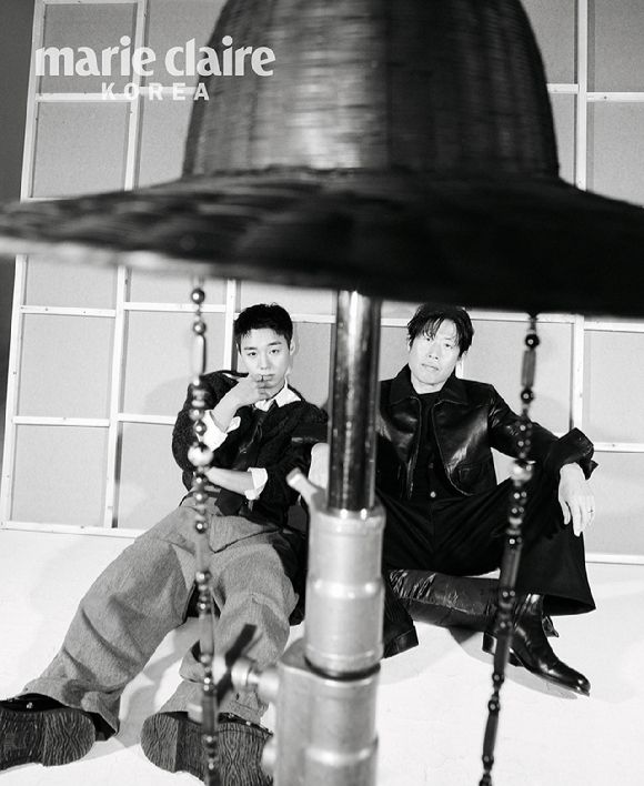 배우 유해진 박지훈이 화보 촬영에서 포즈를 취하고 있다. [사진=마리끌레르]